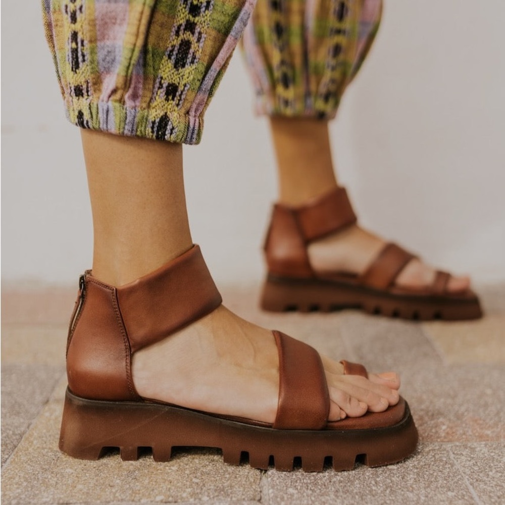 Free People Maddox Lug Sole Sandals size 39 (8.5) NEW